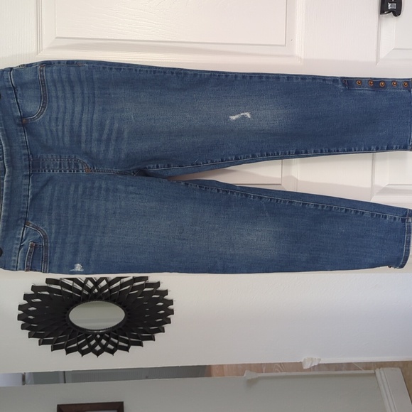 CHICO'S BUTTON HEM CROPPED SLIGHT DISTRESSED LEGGINGS SIZE 12 - Picture 1 of 8